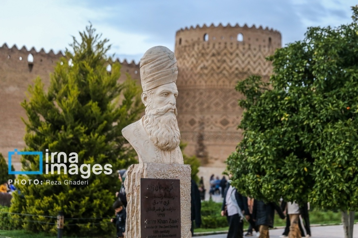 گردشگران نوروز ۱۴۰۴ در محور زندیه در قلب شهر شیراز