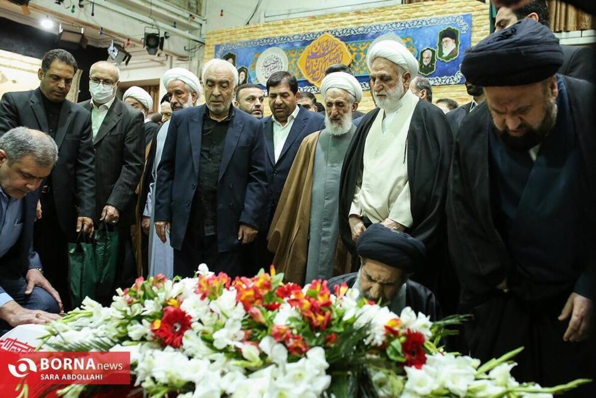 عکس/ گریه کاظم صدیقی در مراسم تشییع پیکر قاضی نیری