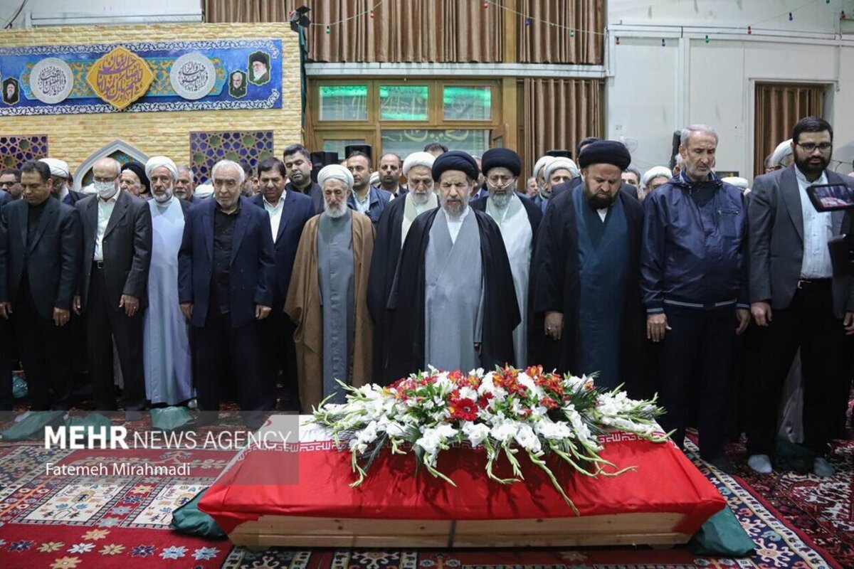 عکس/ گریه کاظم صدیقی در مراسم تشییع پیکر قاضی نیری