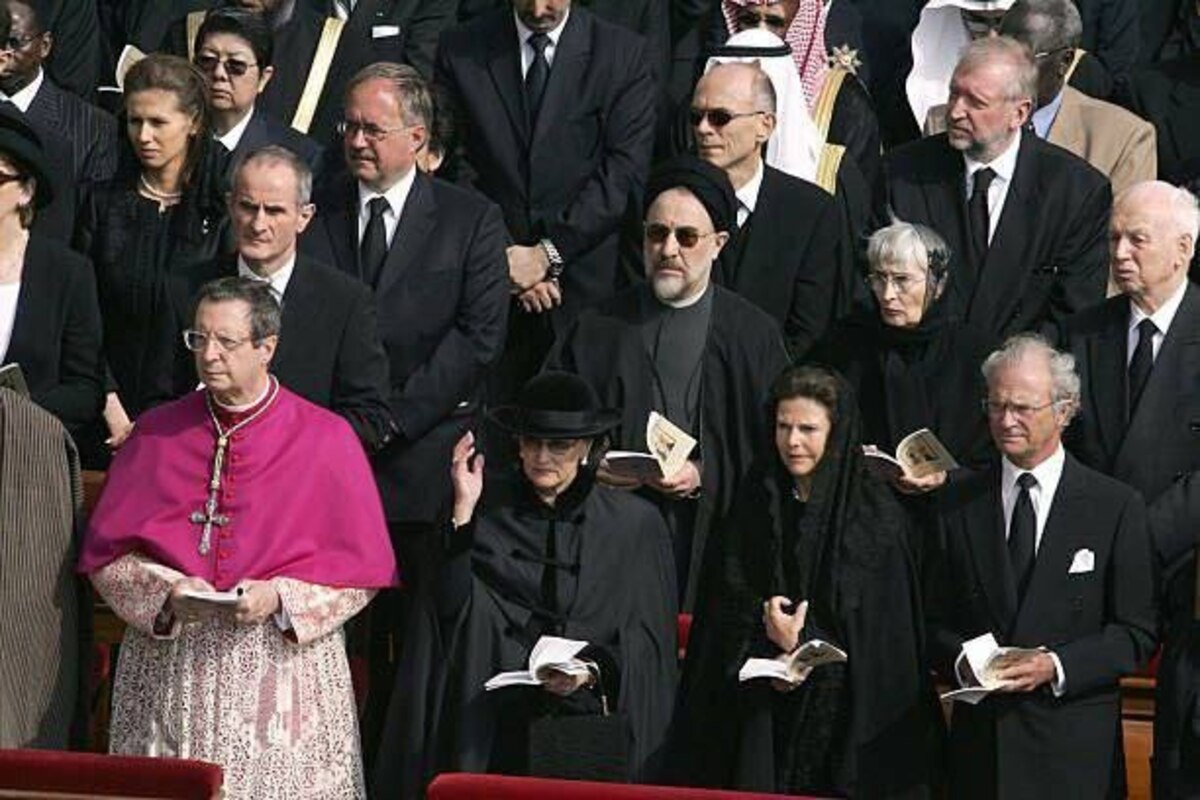 عکس/ حضور محمد خاتمی در مراسم تشییع پاپ ژان پل دوم ۲۰ سال پیش در واتیکان