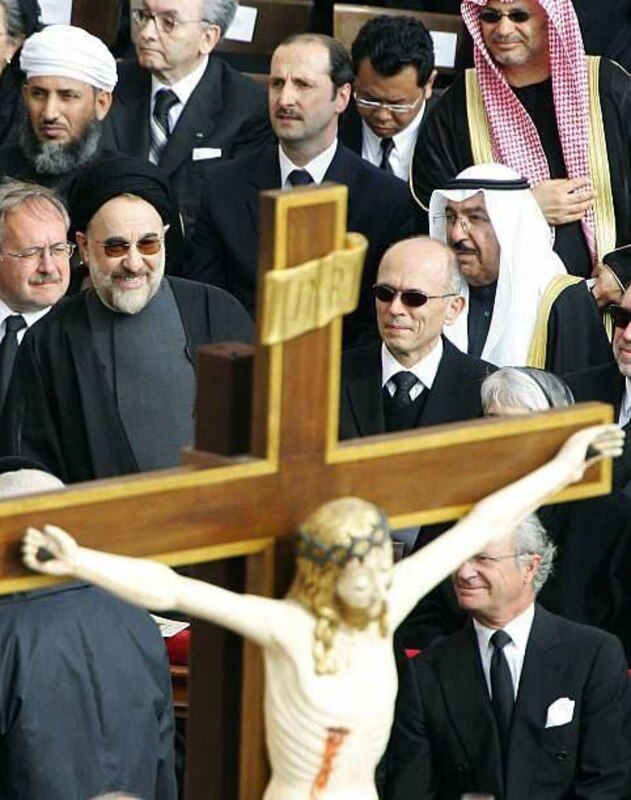 عکس/ حضور محمد خاتمی در مراسم تشییع پاپ ژان پل دوم ۲۰ سال پیش در واتیکان