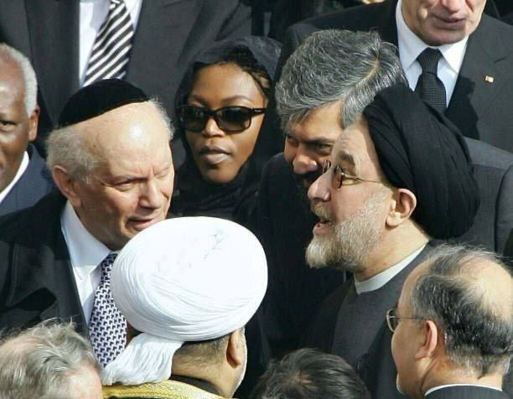 عکس/ حضور محمد خاتمی در مراسم تشییع پاپ ژان پل دوم ۲۰ سال پیش در واتیکان