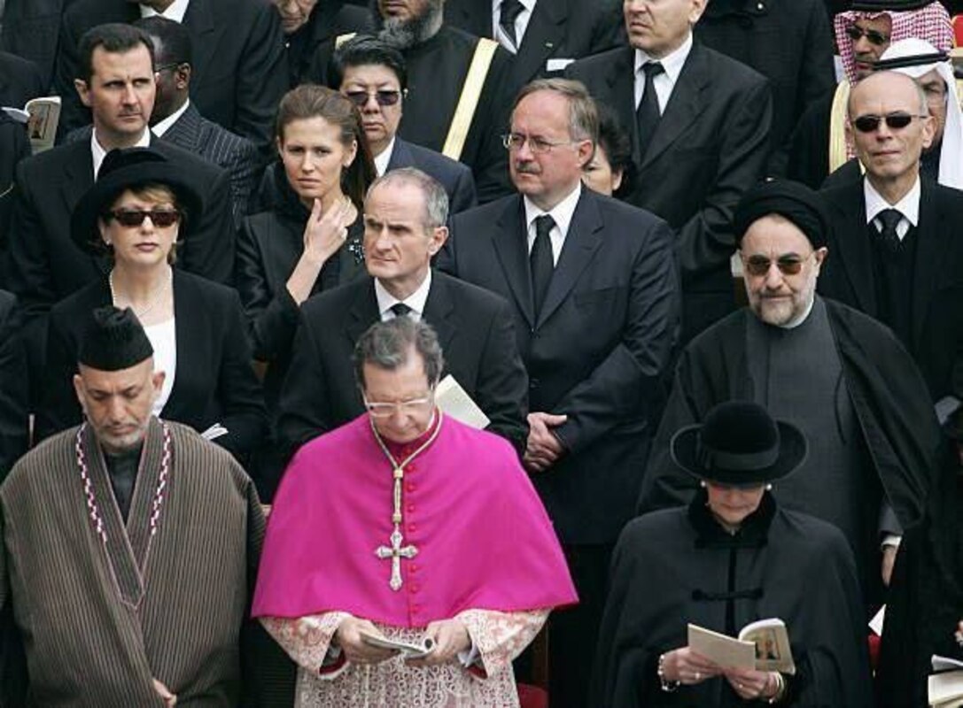 عکس/ حضور محمد خاتمی در مراسم تشییع پاپ ژان پل دوم ۲۰ سال پیش در واتیکان