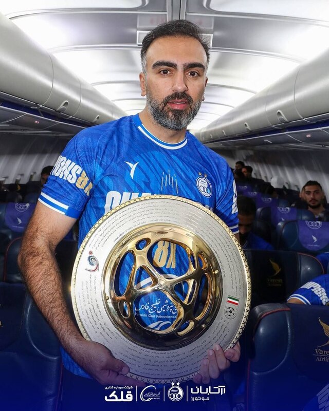 عکس/ بازیکنان استقلال با کاپ قهرمانی جام حذفی در هواپیما