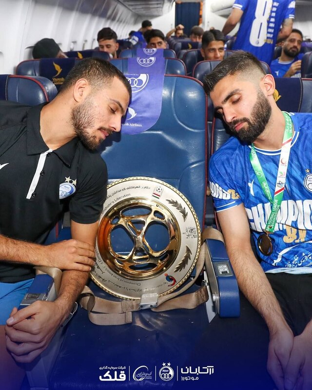 عکس/ بازیکنان استقلال با کاپ قهرمانی جام حذفی در هواپیما