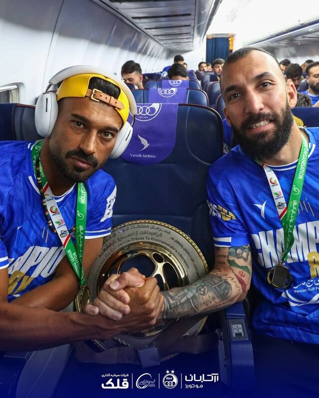 عکس/ بازیکنان استقلال با کاپ قهرمانی جام حذفی در هواپیما