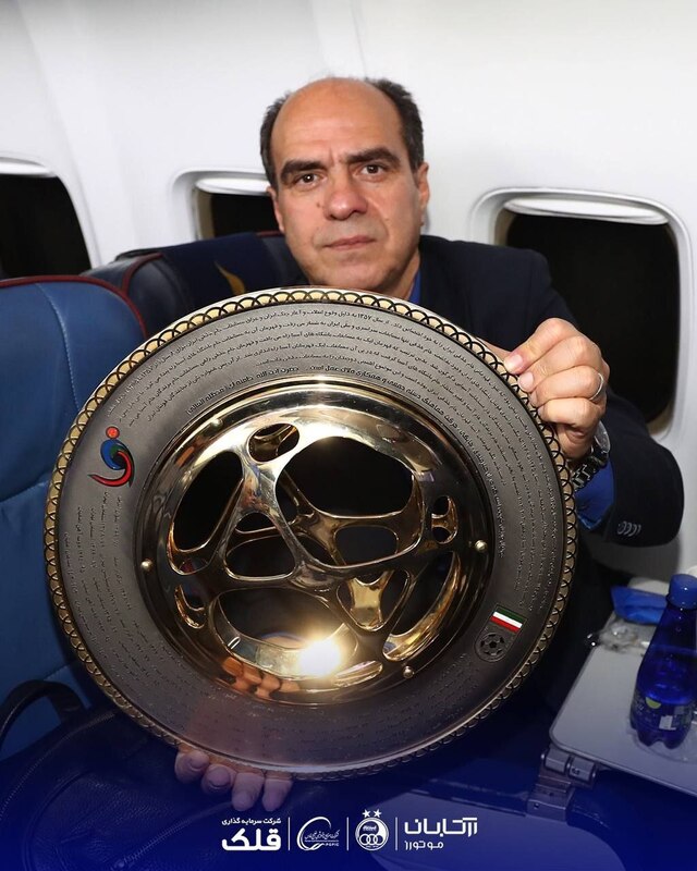 عکس/ بازیکنان استقلال با کاپ قهرمانی جام حذفی در هواپیما