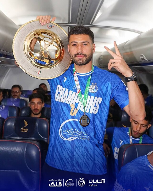 عکس/ بازیکنان استقلال با کاپ قهرمانی جام حذفی در هواپیما