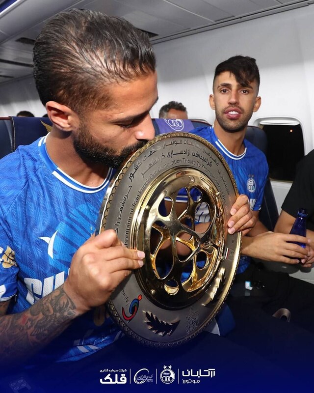 عکس/ بازیکنان استقلال با کاپ قهرمانی جام حذفی در هواپیما