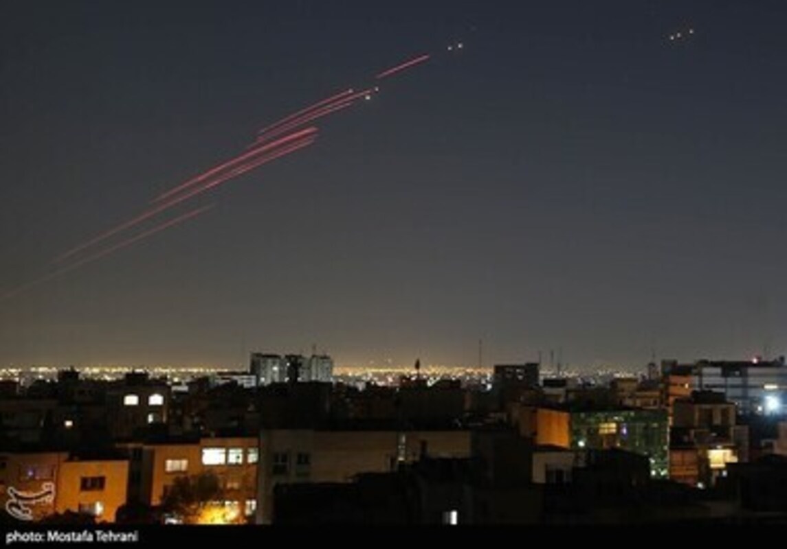 عکس/ فعالیت پدافند هوایی علیه اهداف متخاصم در آسمان تهران 