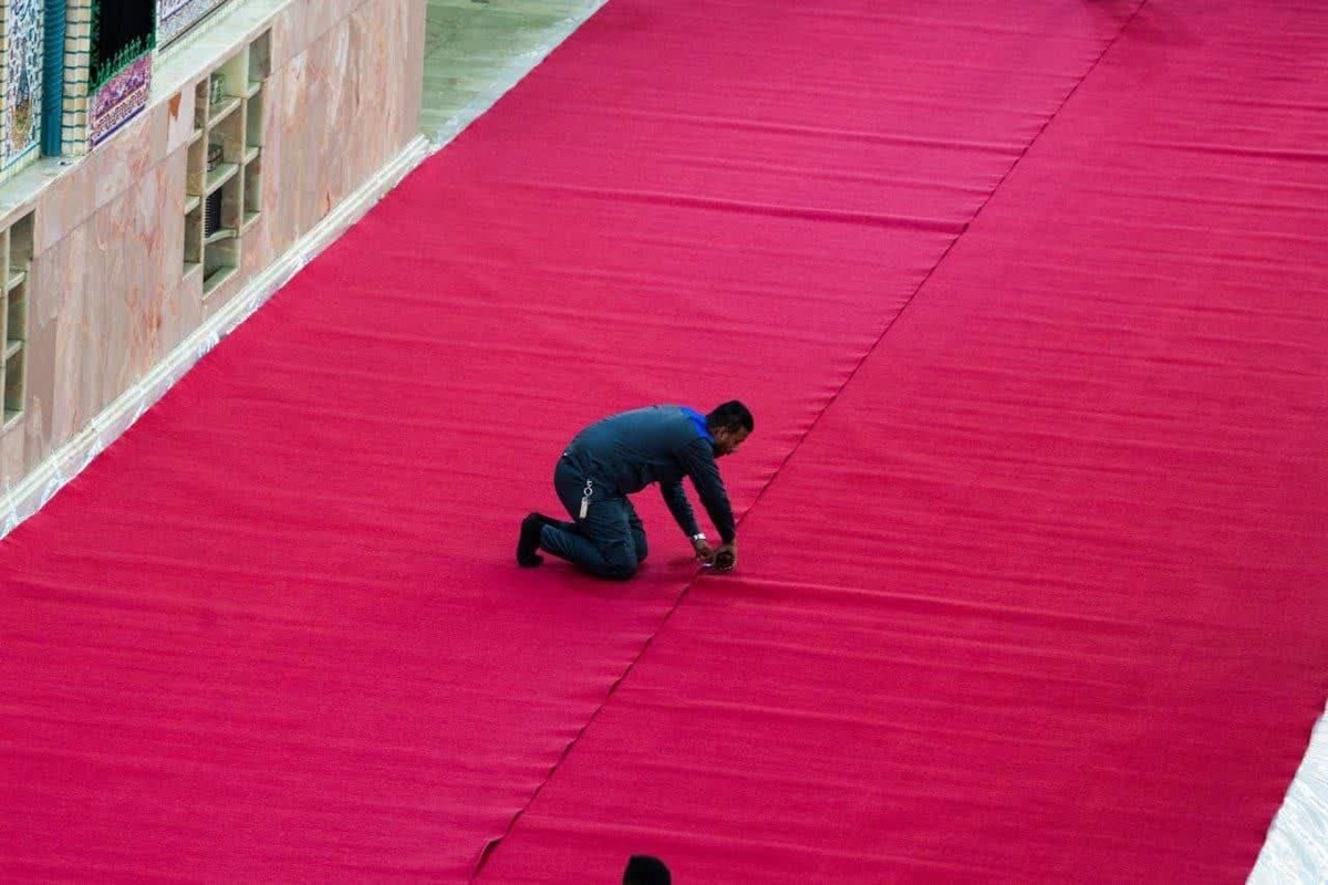 عکس/ حرم امام حسین (ع) با فرش قرمز پوشانده شد