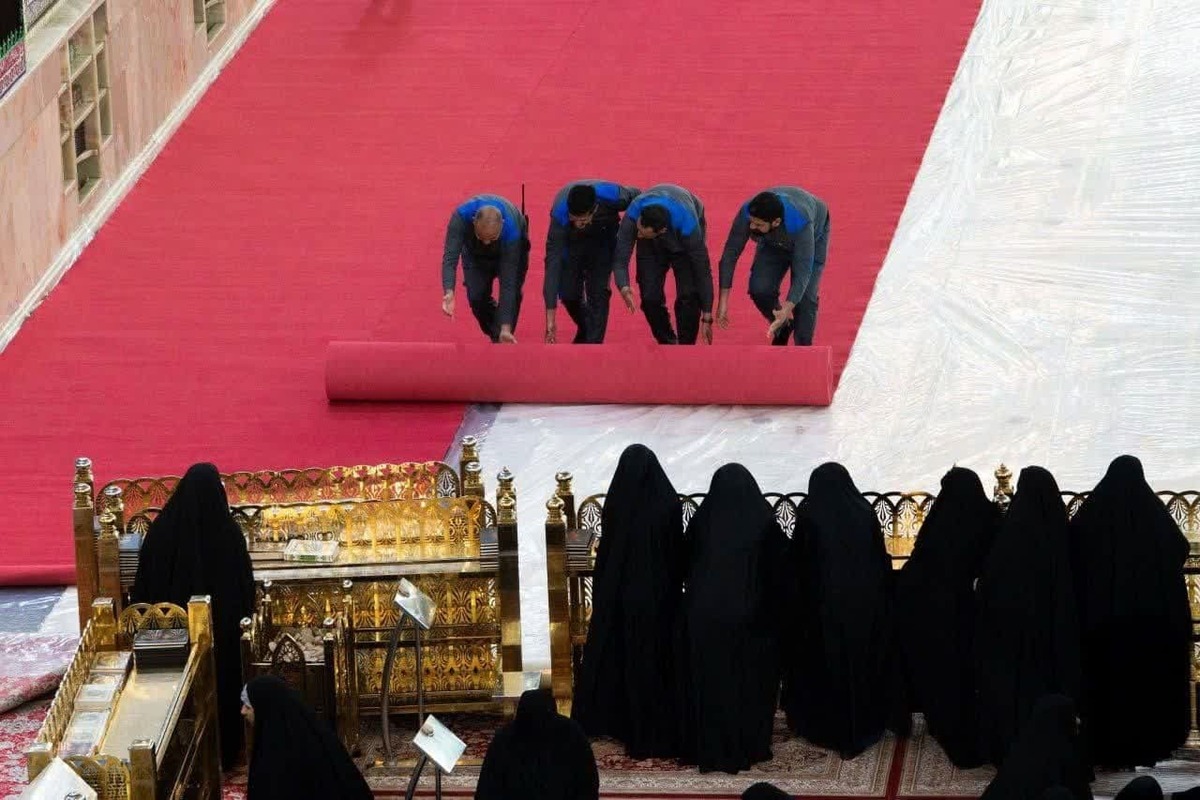 عکس/ حرم امام حسین (ع) با فرش قرمز پوشانده شد