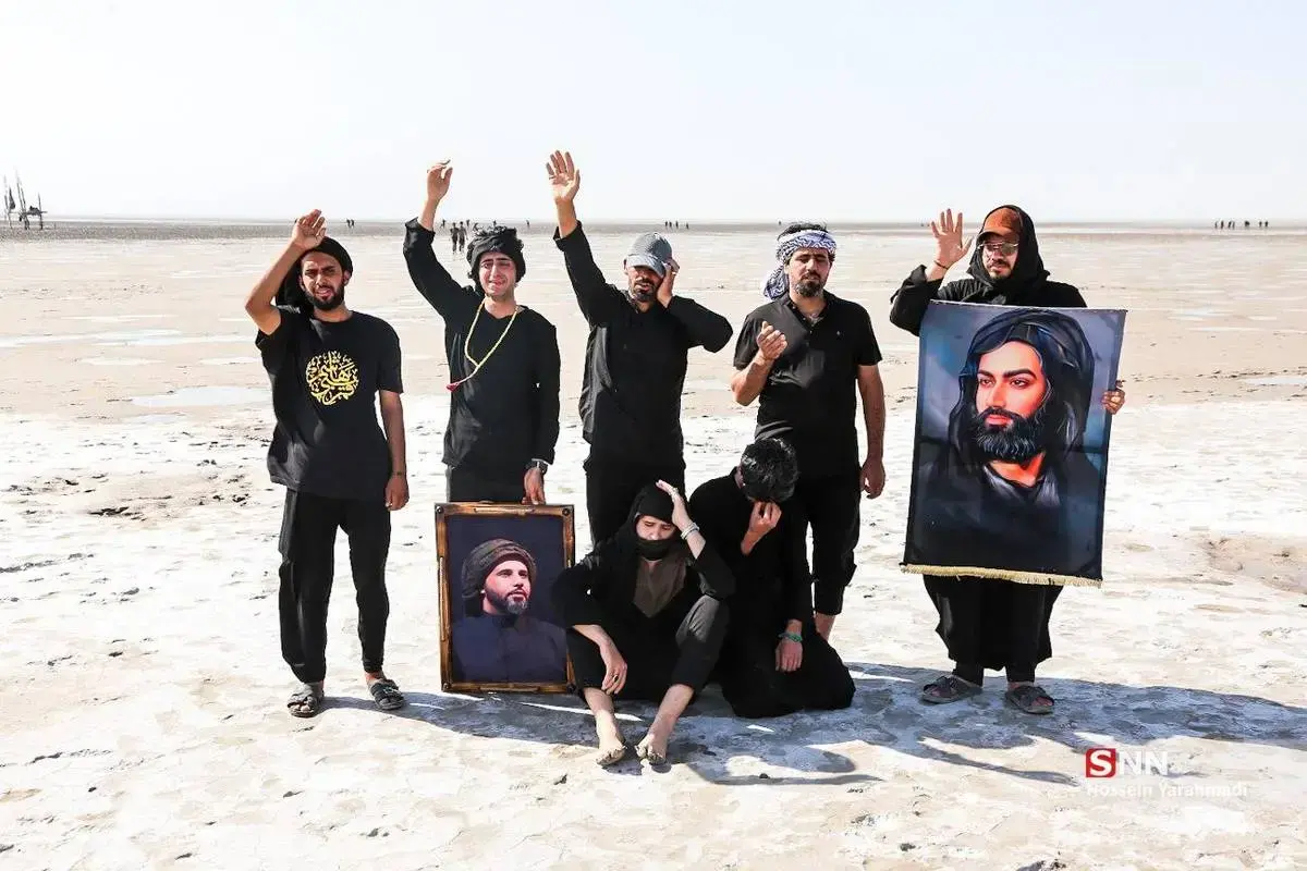 زائران اربعین در گِل و لای