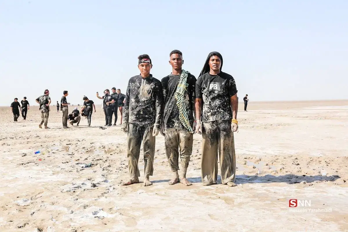 زائران اربعین در گِل و لای