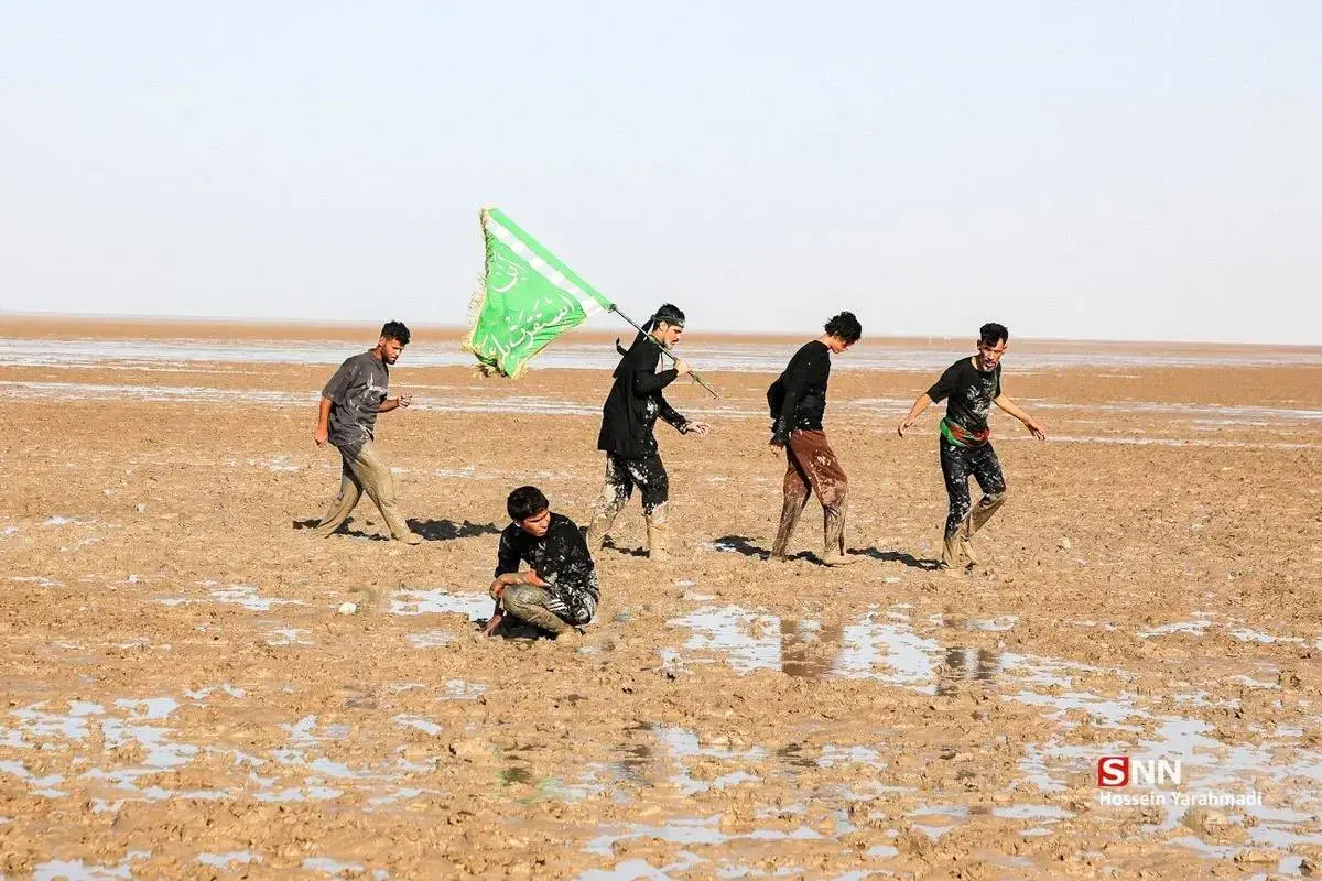 زائران اربعین در گِل و لای