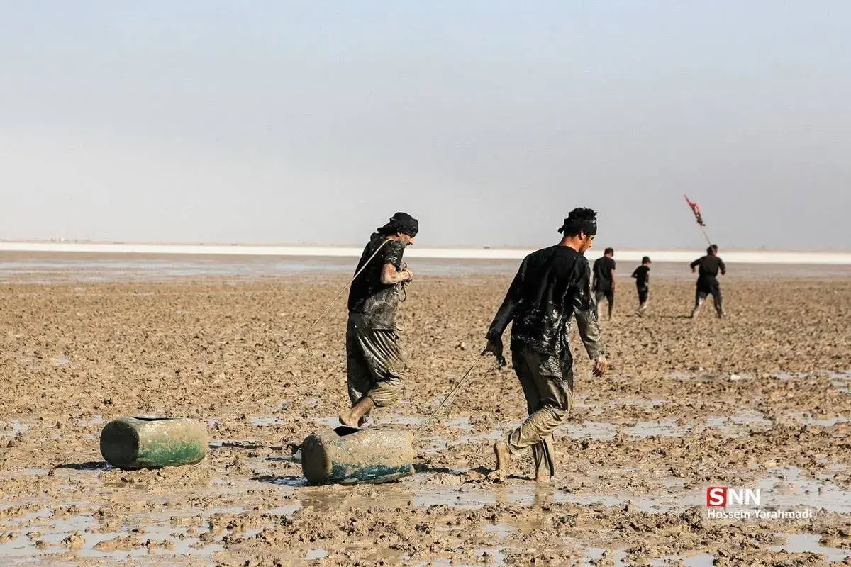 زائران اربعین در گِل و لای