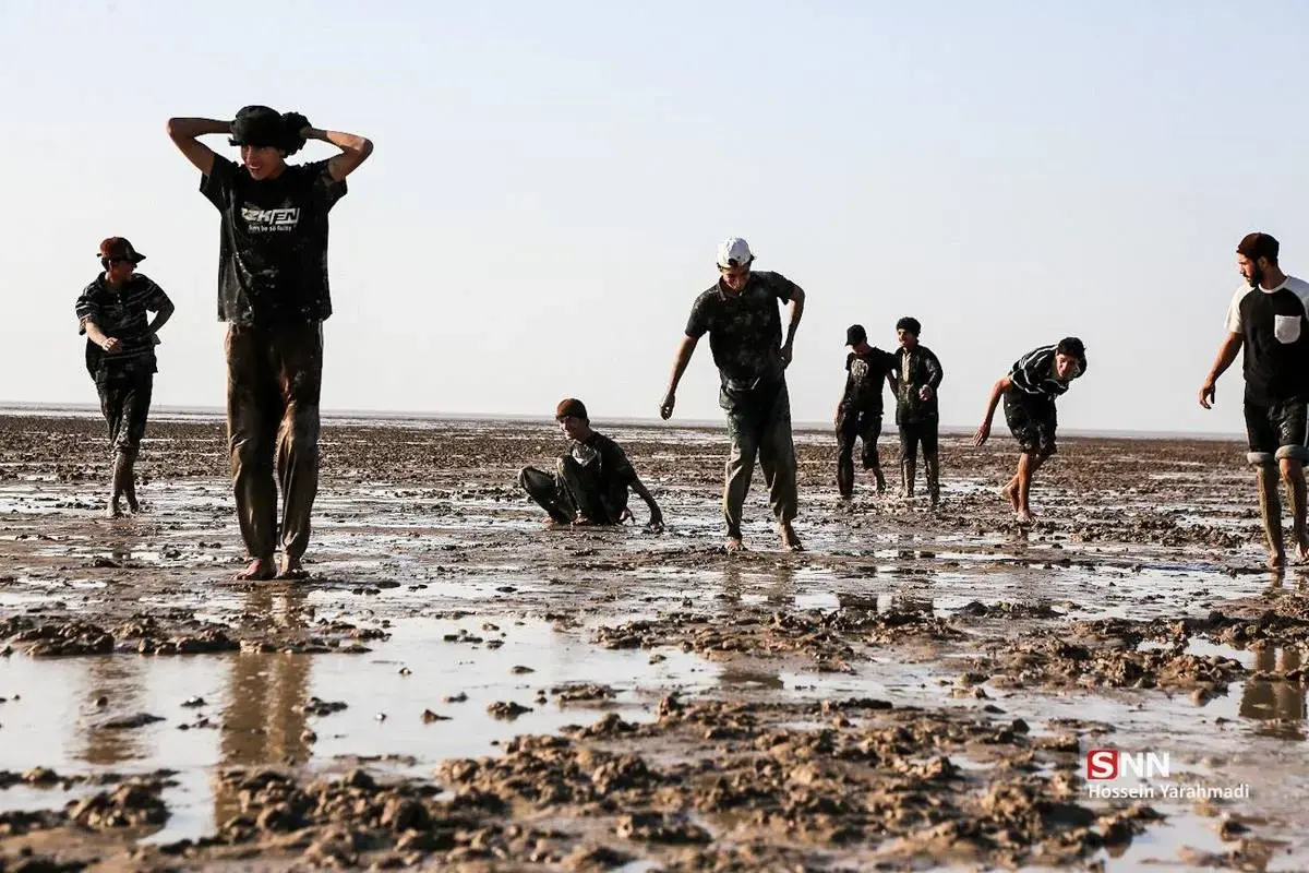 زائران اربعین در گِل و لای