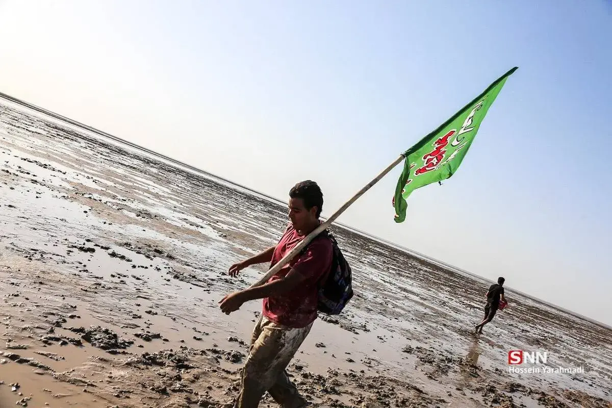 زائران اربعین در گِل و لای