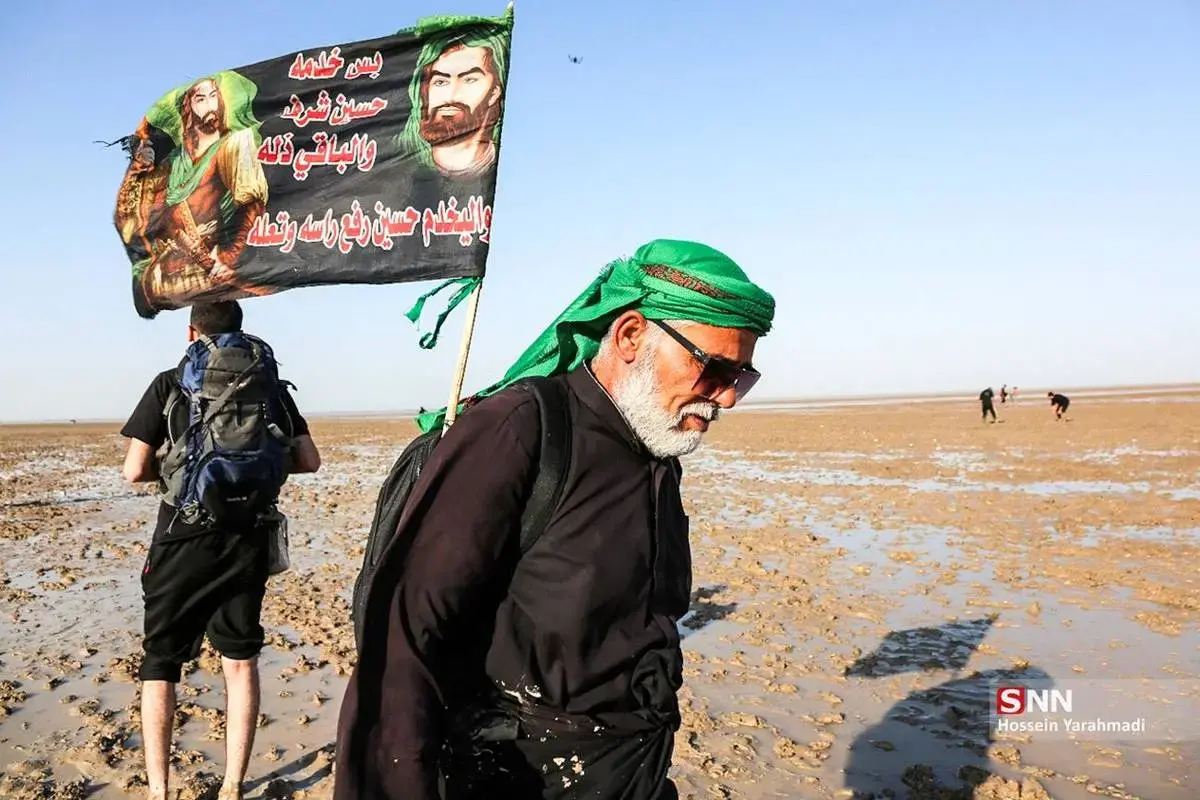 زائران اربعین در گِل و لای