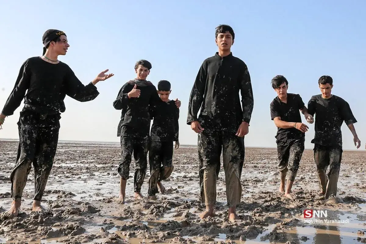 زائران اربعین در گِل و لای