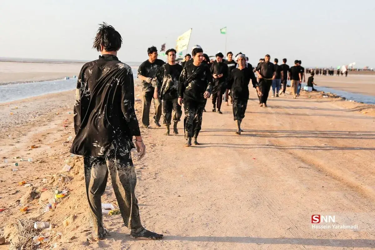 زائران اربعین در گِل و لای