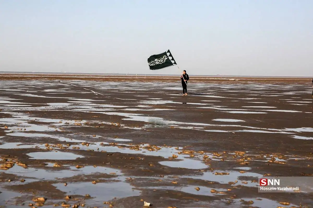 زائران اربعین در گِل و لای