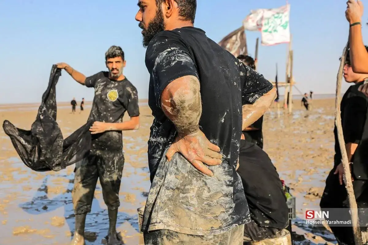 زائران اربعین در گِل و لای