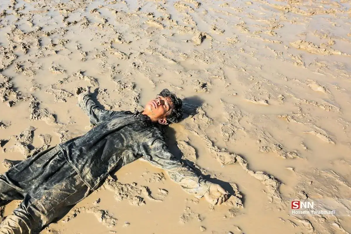 زائران اربعین در گِل و لای