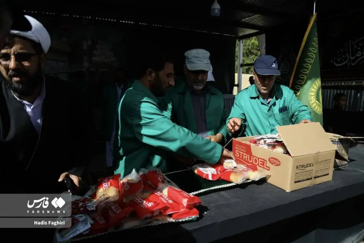 توزیع غذای متبرک امام رضا (ع) میان مهاجران افغان در مرز