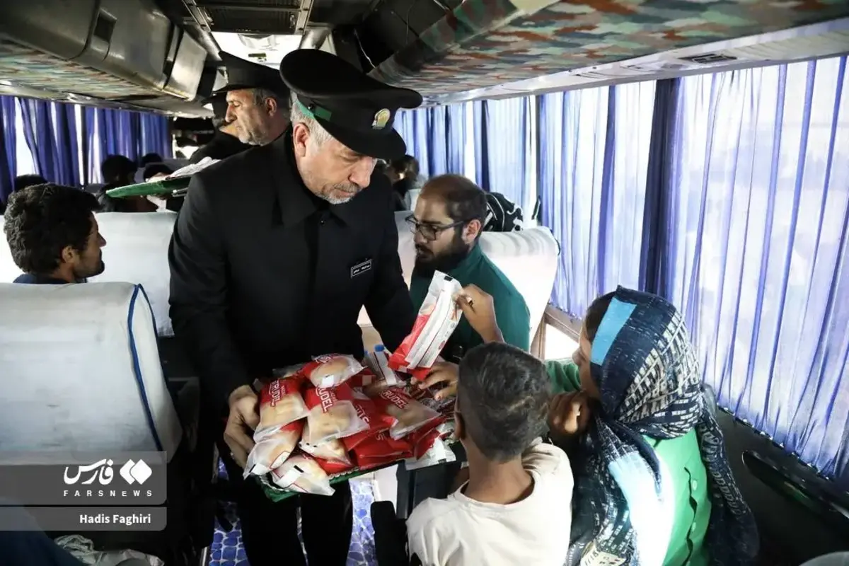 توزیع غذای متبرک امام رضا (ع) میان مهاجران افغان در مرز