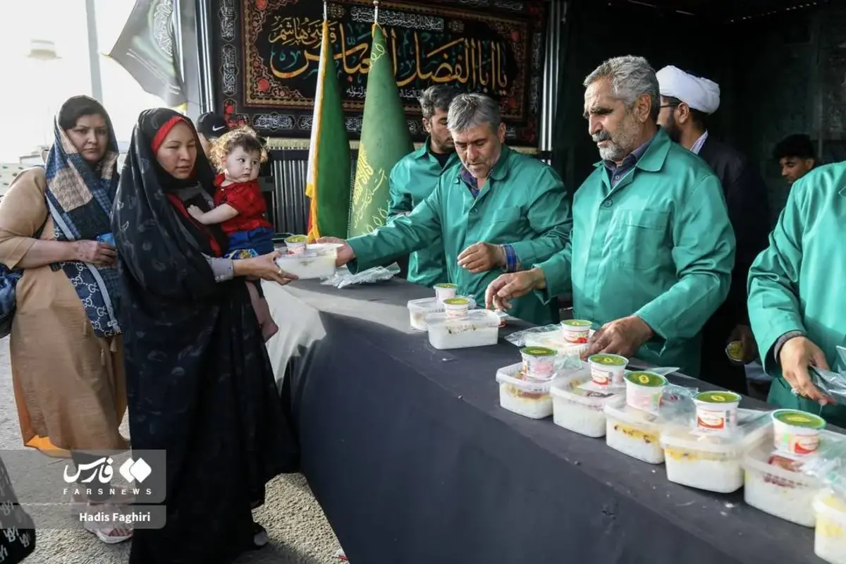 توزیع غذای متبرک امام رضا (ع) میان مهاجران افغان در مرز