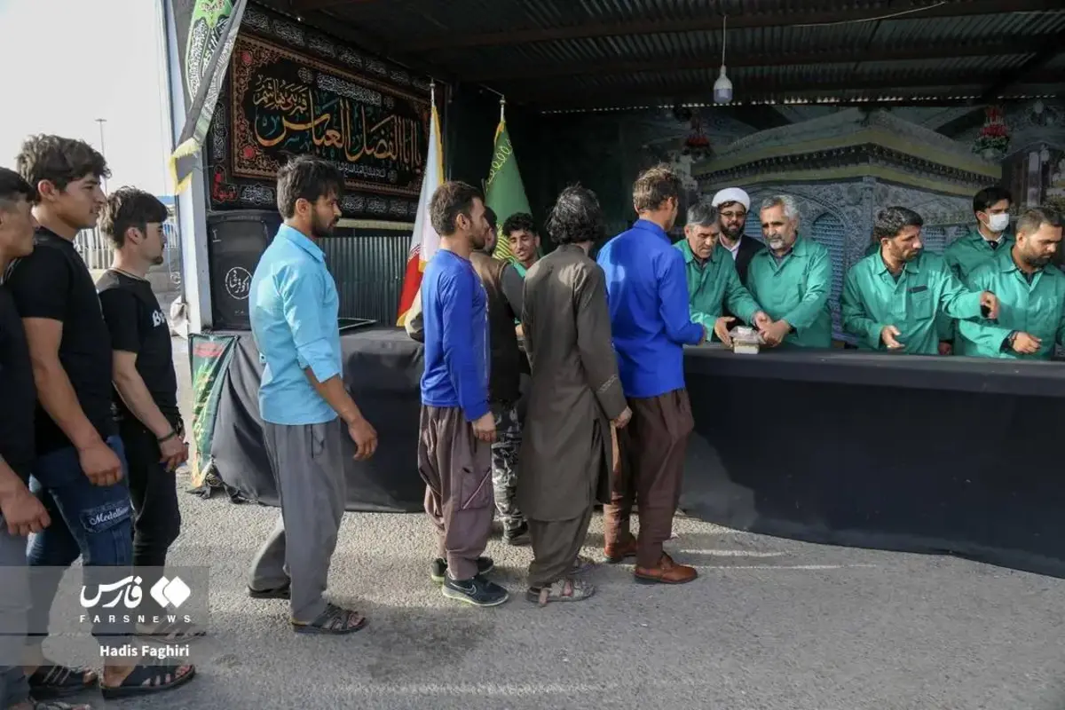 توزیع غذای متبرک امام رضا (ع) میان مهاجران افغان در مرز