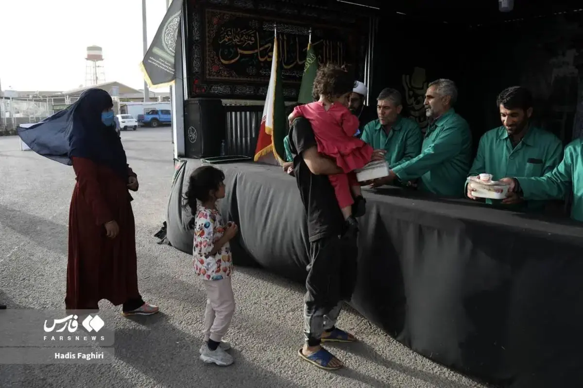 توزیع غذای متبرک امام رضا (ع) میان مهاجران افغان در مرز