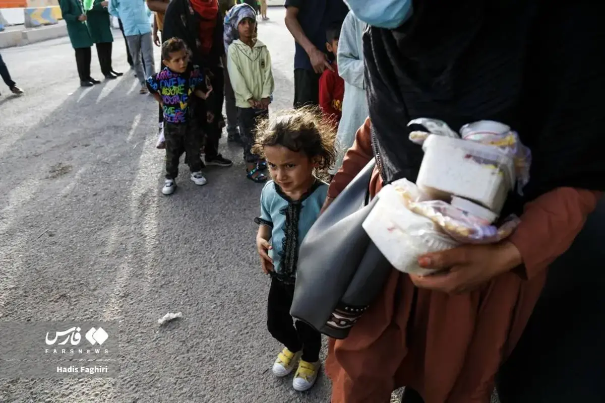 توزیع غذای متبرک امام رضا (ع) میان مهاجران افغان در مرز