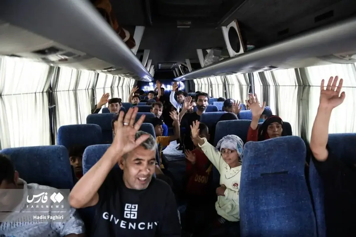 توزیع غذای متبرک امام رضا (ع) میان مهاجران افغان در مرز