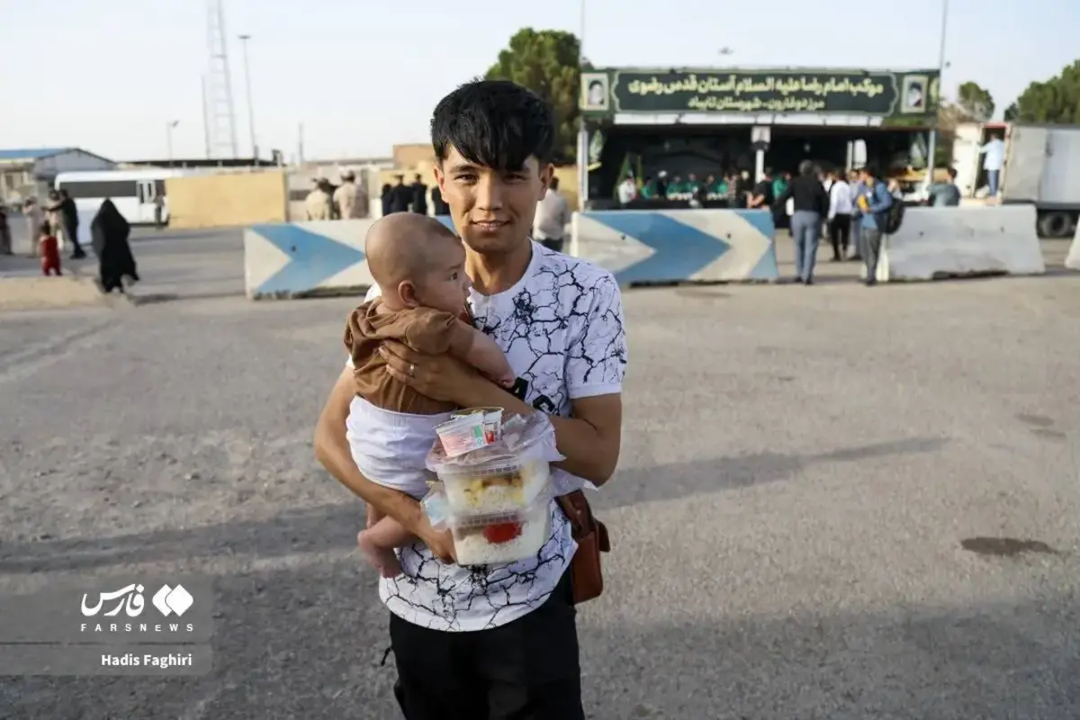 توزیع غذای متبرک امام رضا (ع) میان مهاجران افغان در مرز