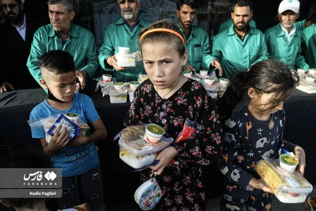 توزیع غذای متبرک امام رضا (ع) میان مهاجران افغان در مرز