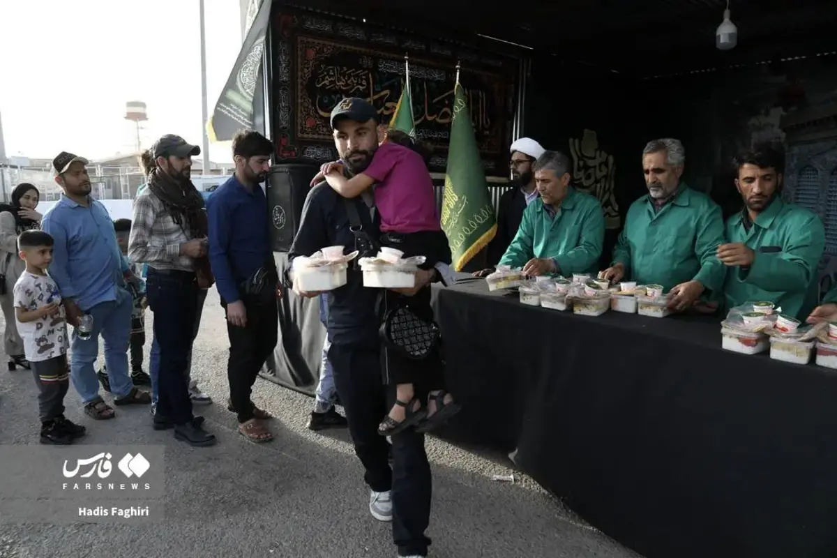 توزیع غذای متبرک امام رضا (ع) میان مهاجران افغان در مرز