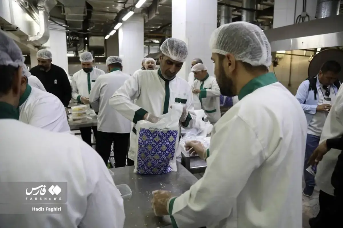 توزیع غذای متبرک امام رضا (ع) میان مهاجران افغان در مرز