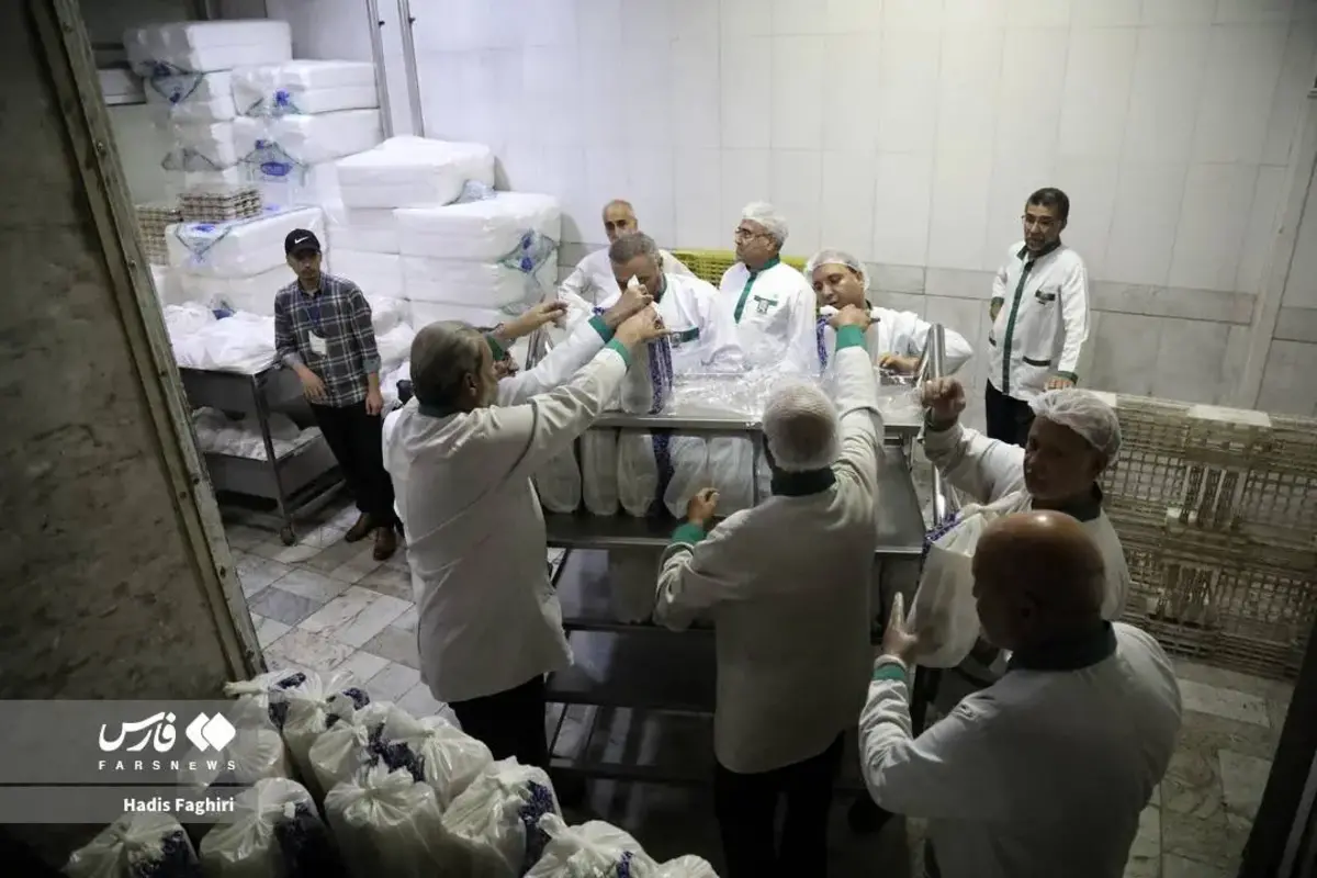 توزیع غذای متبرک امام رضا (ع) میان مهاجران افغان در مرز