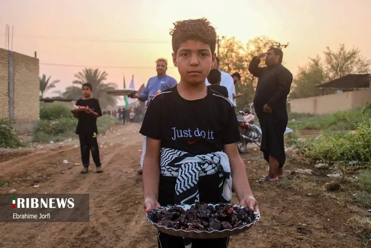 عبور زائران اربعین از دل رودخانه در شوشتر