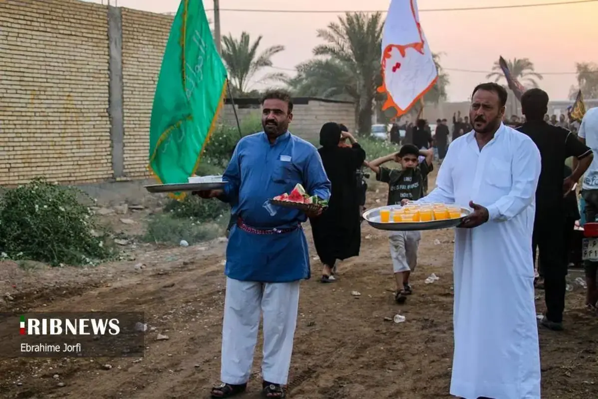 عبور زائران اربعین از دل رودخانه در شوشتر