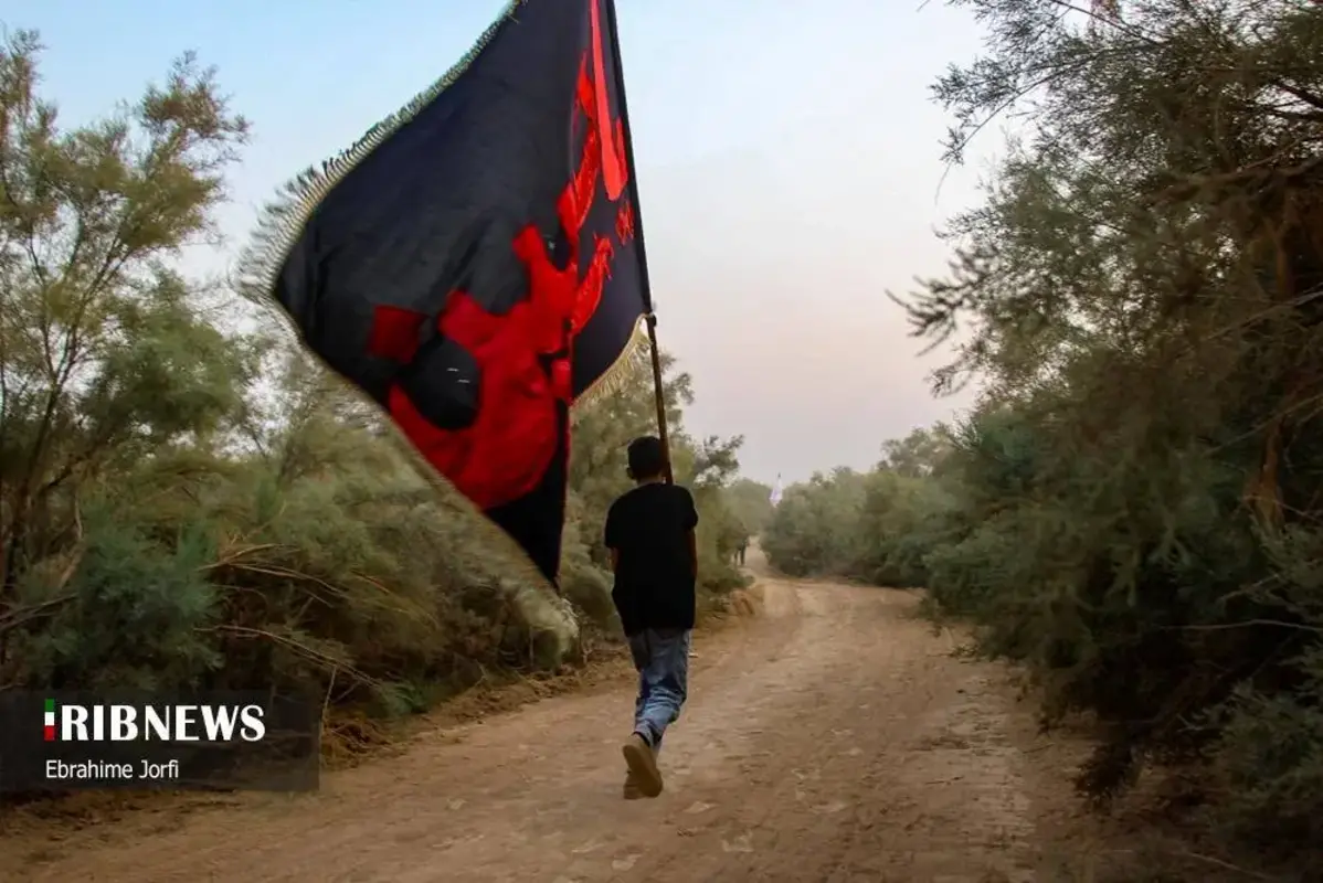 عبور زائران اربعین از دل رودخانه در شوشتر