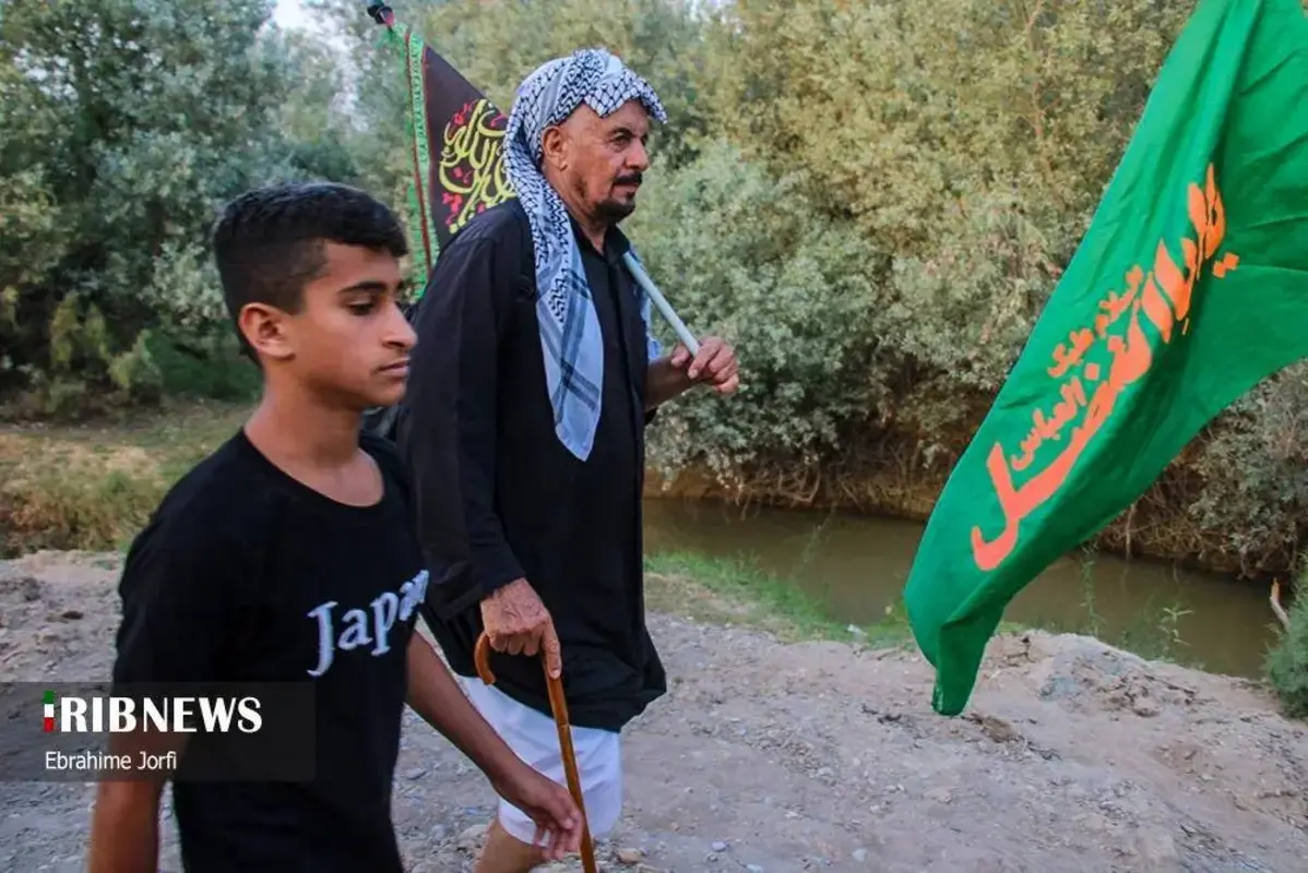 عبور زائران اربعین از دل رودخانه در شوشتر