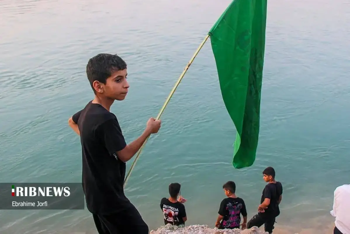 عبور زائران اربعین از دل رودخانه در شوشتر