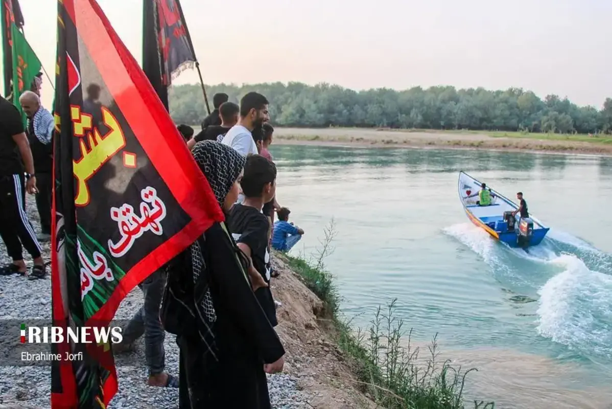 عبور زائران اربعین از دل رودخانه در شوشتر