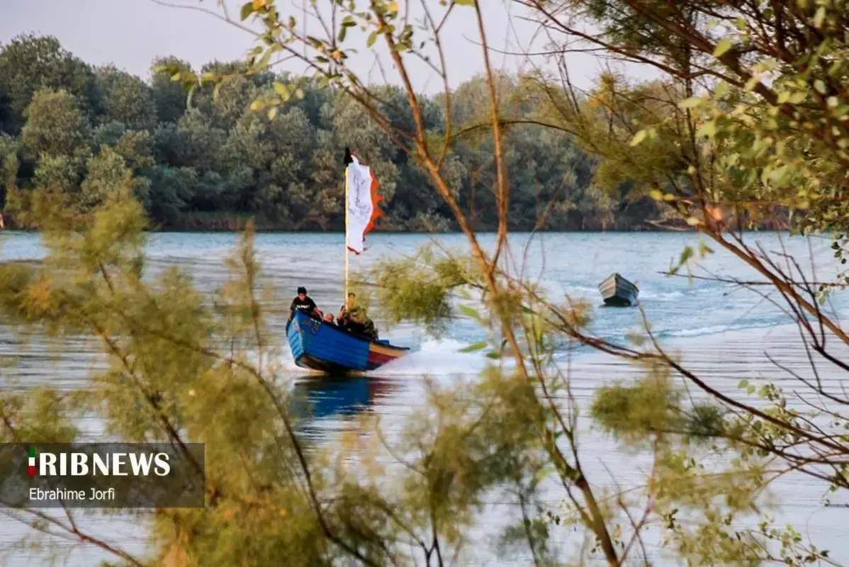 عبور زائران اربعین از دل رودخانه در شوشتر