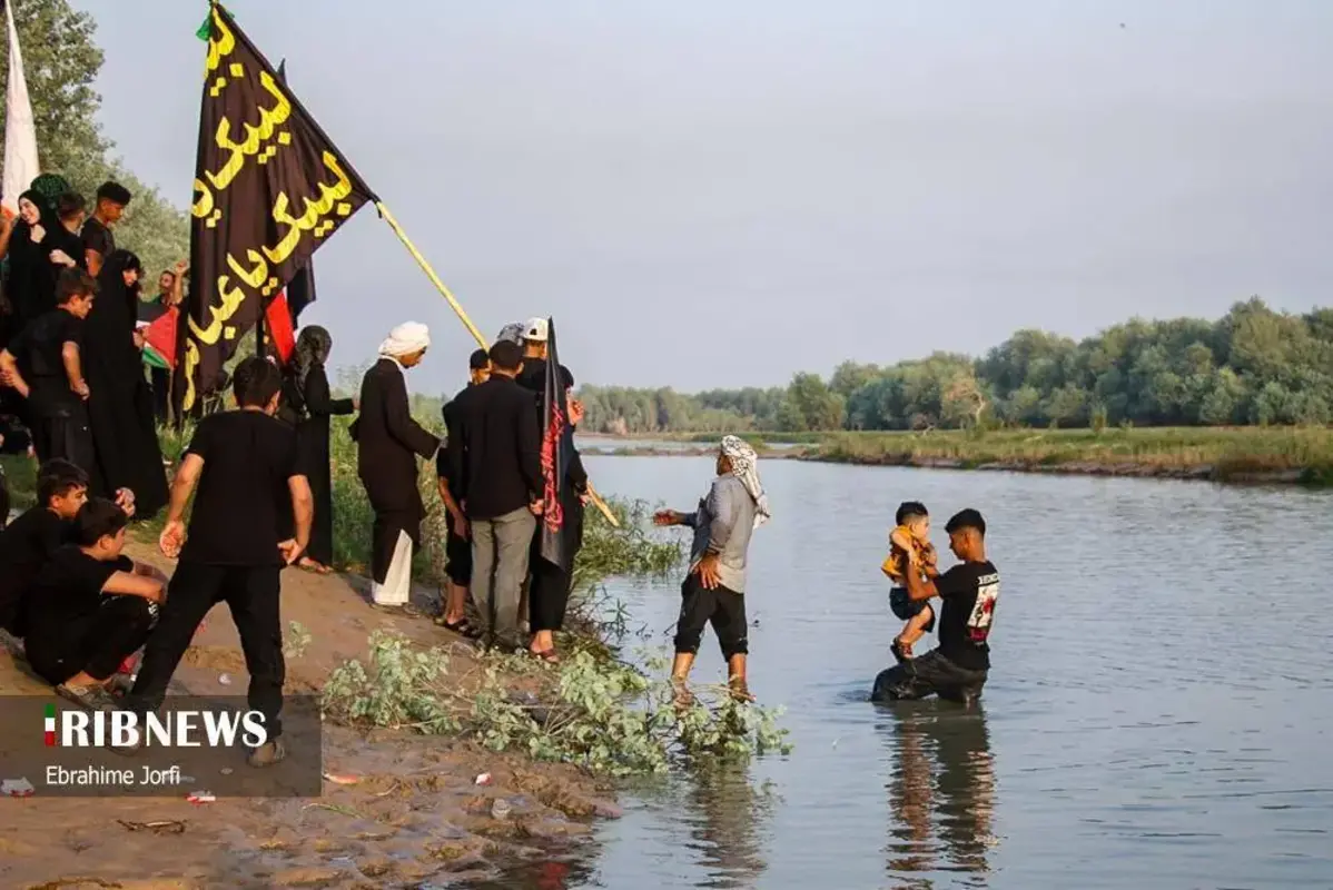 عبور زائران اربعین از دل رودخانه در شوشتر
