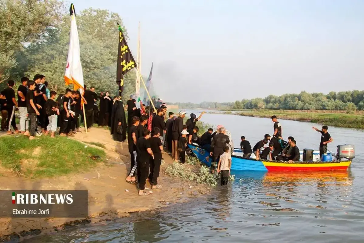 عبور زائران اربعین از دل رودخانه در شوشتر