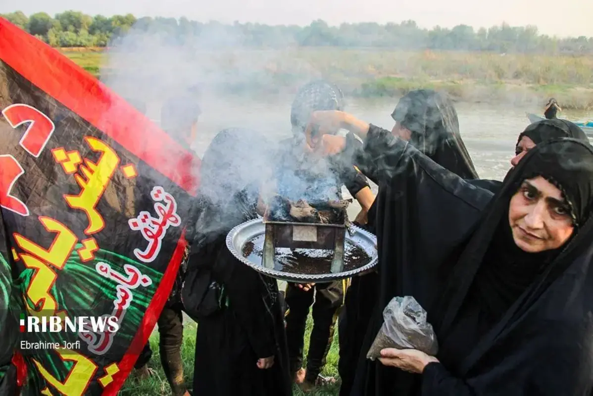 عبور زائران اربعین از دل رودخانه در شوشتر